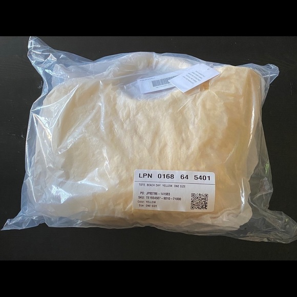 NWT-JUSTFAB-YELLOW BEACH DAY TOTE - Picture 6 of 8